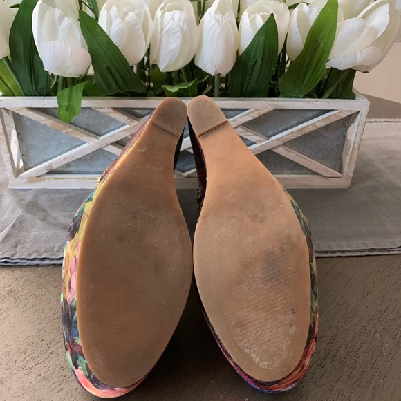 Cute floral wedge shoes by Aldos - Picture 4 of 4